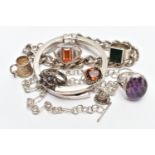 A BAG OF ASSORTED JEWELLERY, to include a silver curb link bracelet fitted with a lobster clasp