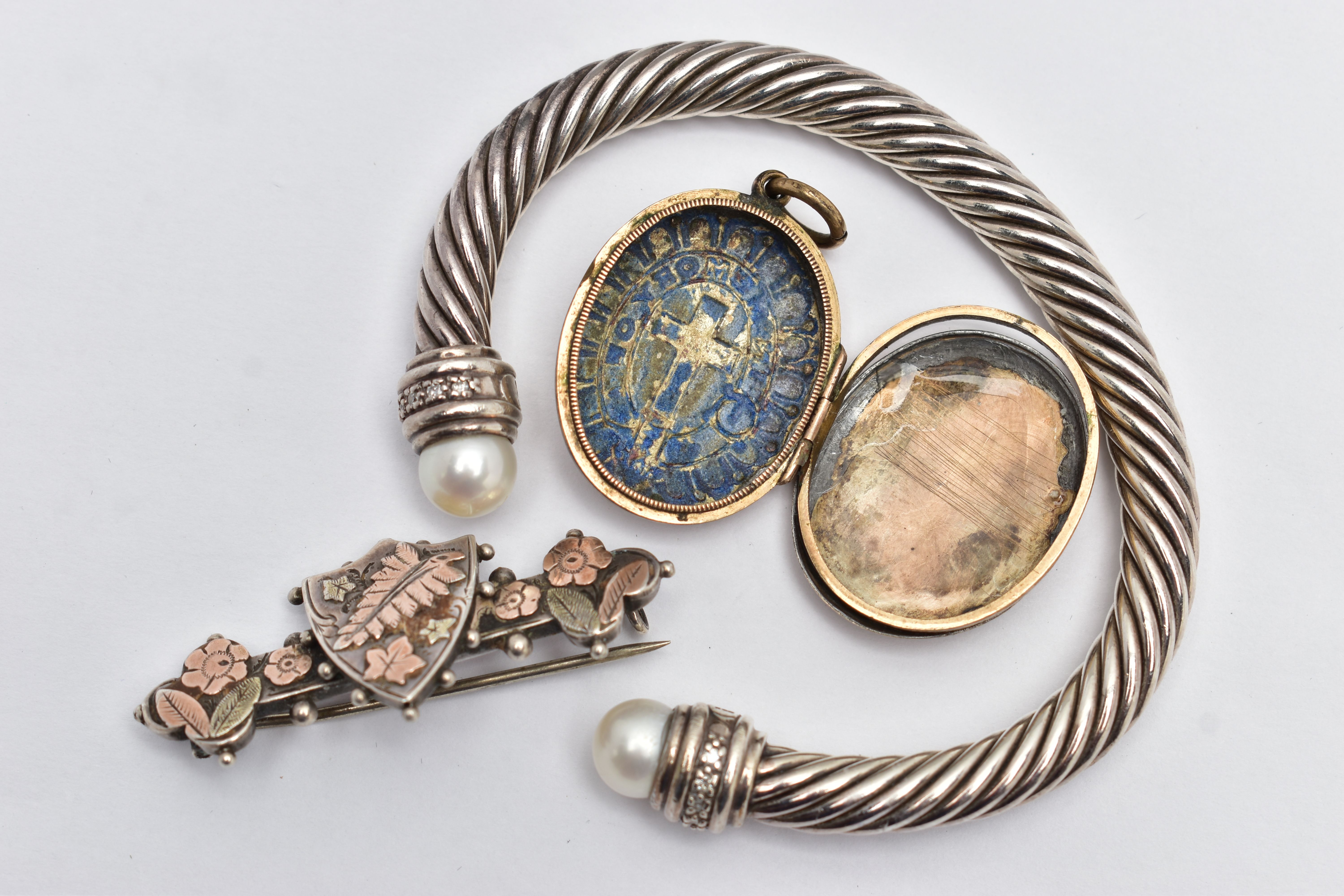 A TORQUE BANGLE, LOCKET AND A SWEETHEART BROOCH, the torque bangle of a twisted rope design, each - Image 2 of 3