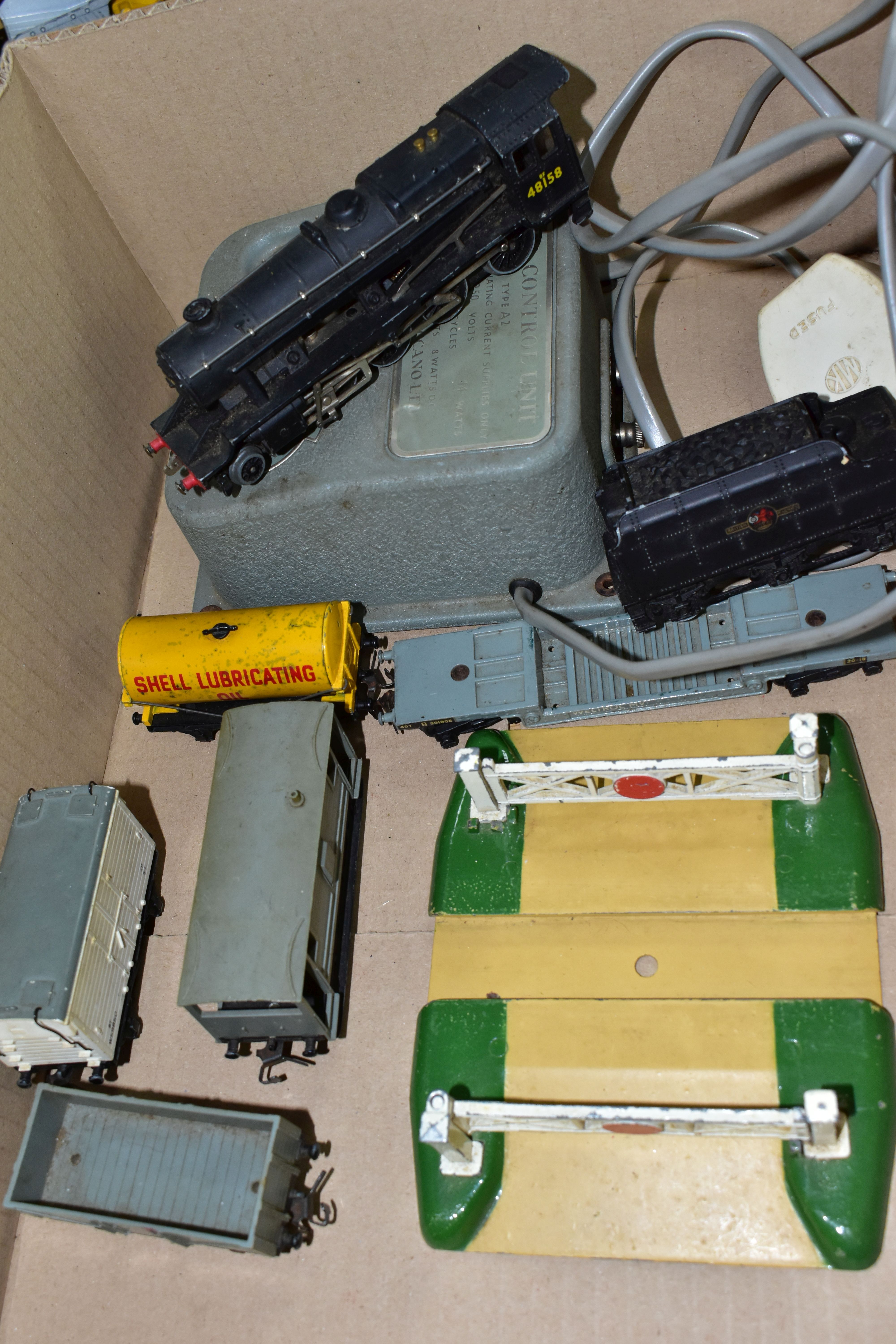 A QUANTITRY OF UNBOXED AND ASSORTED HORNBY DUBLO MODEL RAILWAY ITEMS, to include class 8F No. - Image 2 of 7