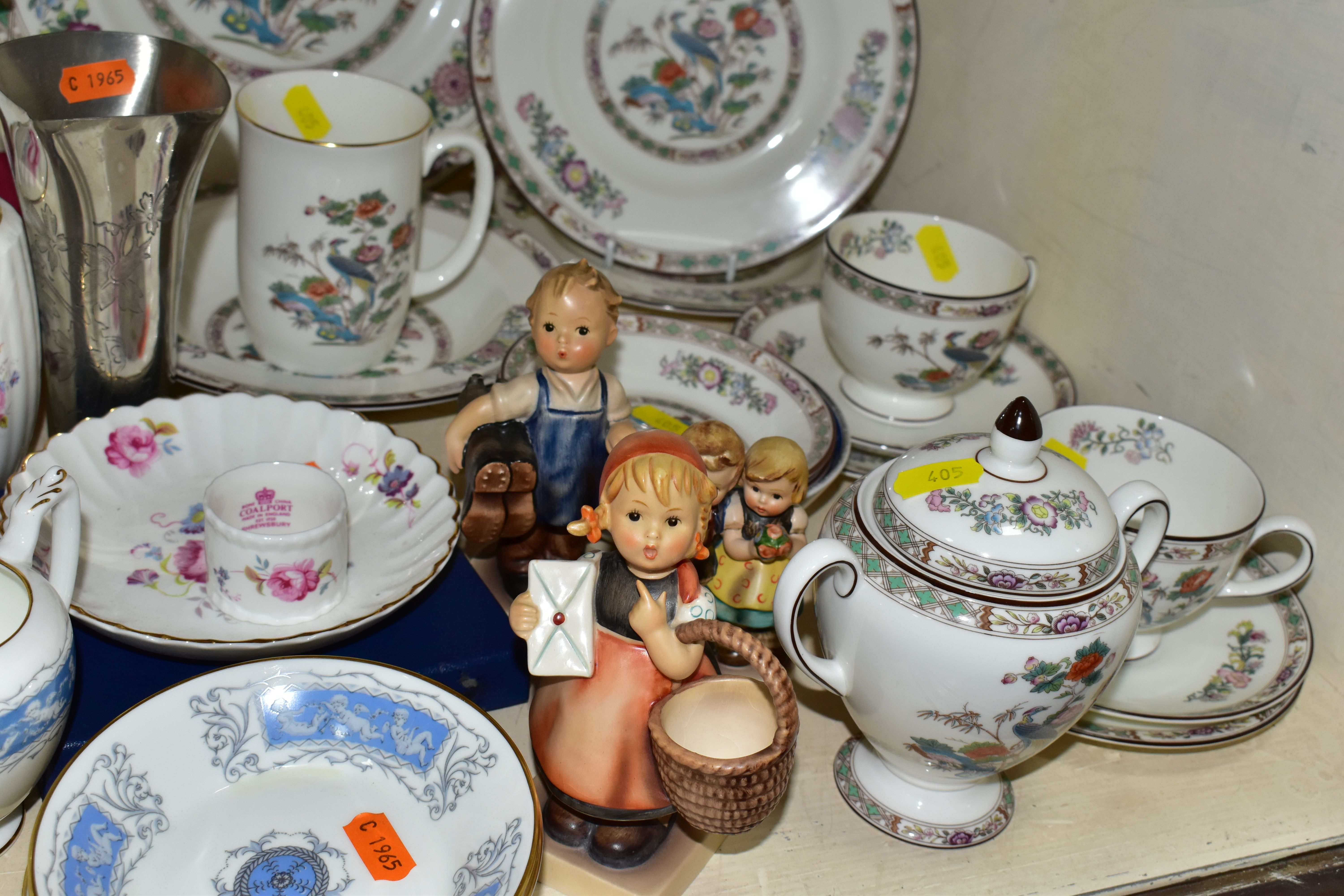 A GROUP OF COALPORT 'REVELRY' PATTERN PART DINNER WARES TOGETHER WITH WEDGWOOD 'KUTANI CRANE' - Image 2 of 7