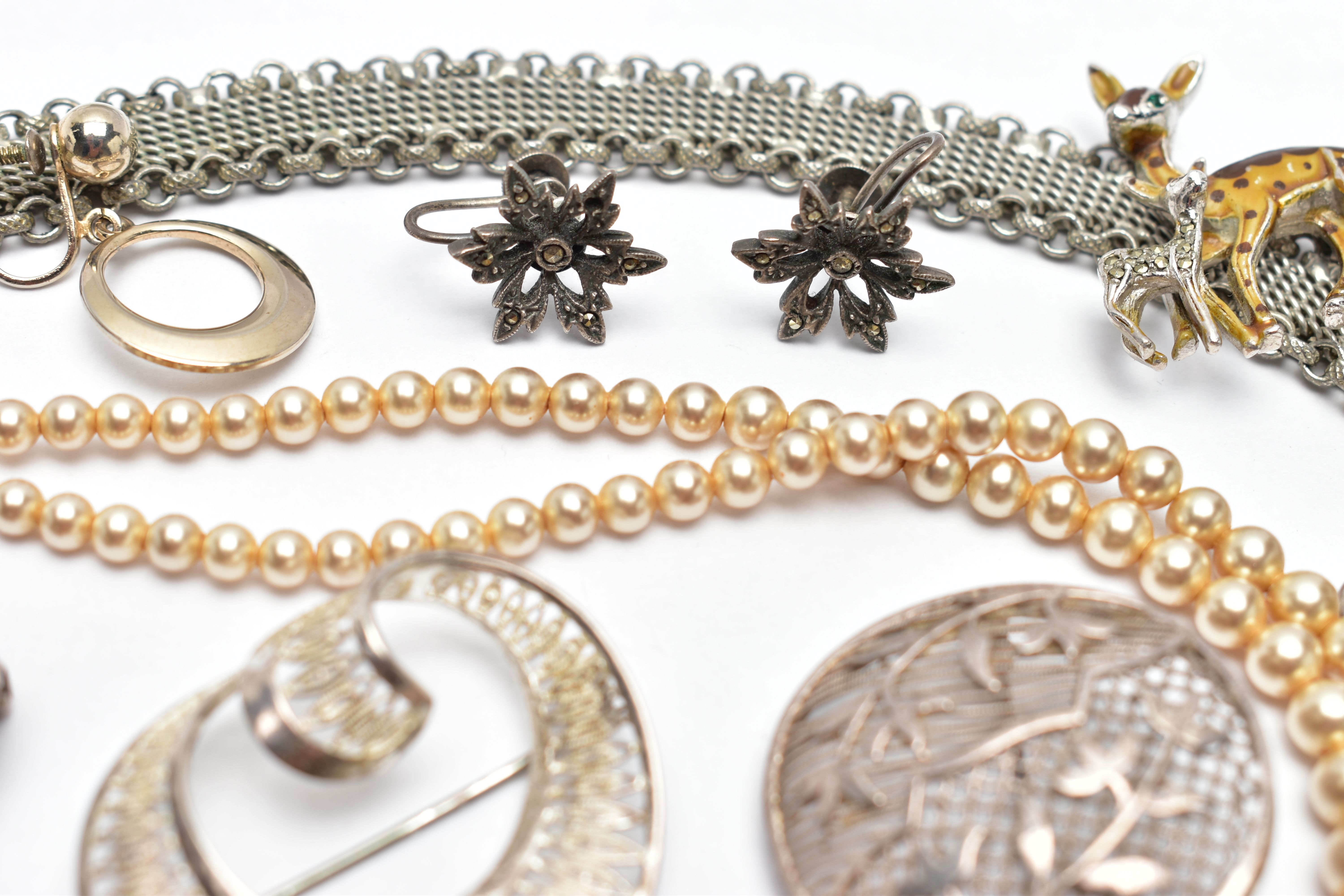 A BAG OF ASSORTED SILVER AND WHITE METAL JEWELLERY, to include a marcasite set bow brooch, fitted - Image 6 of 6