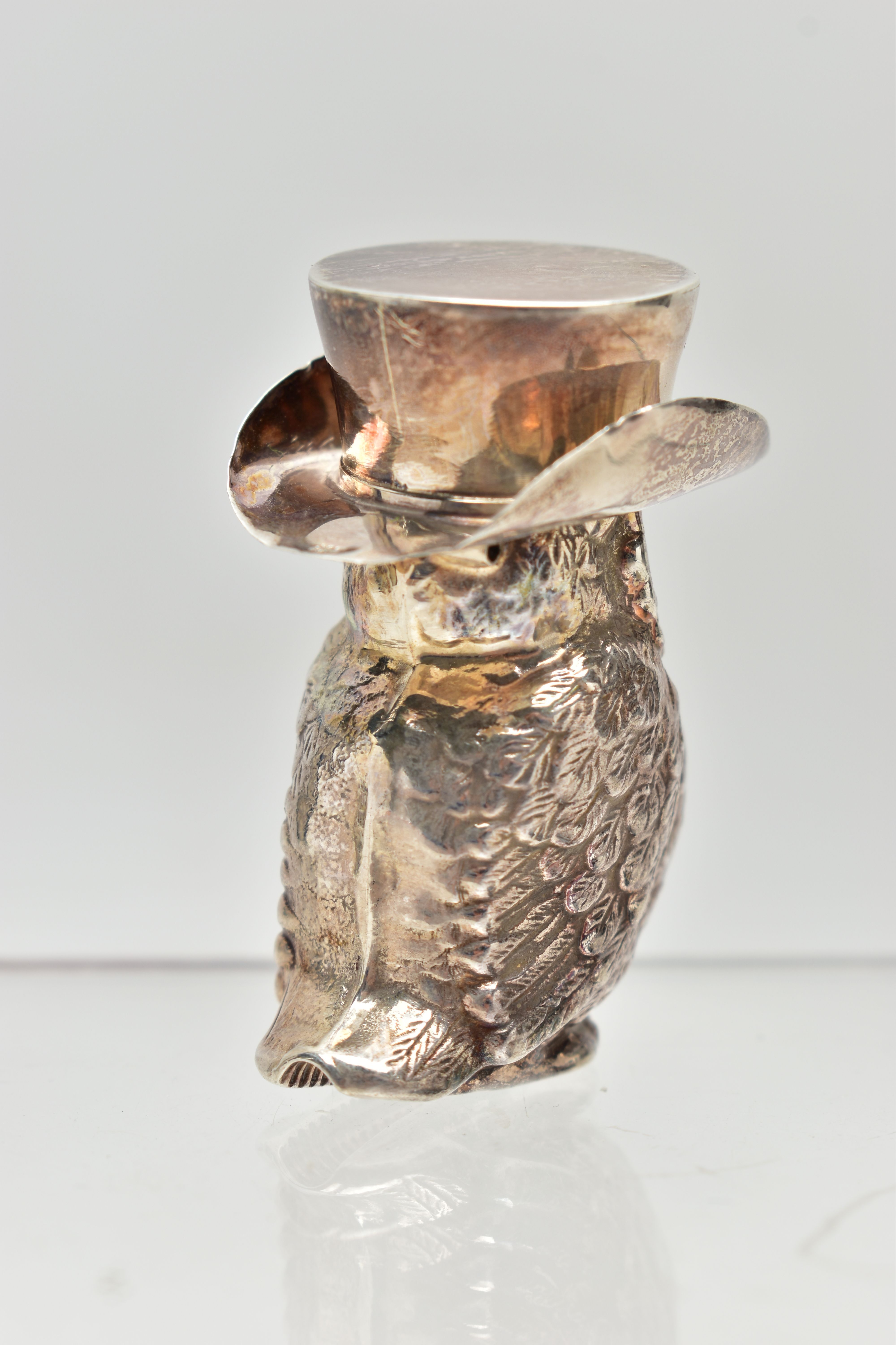 A NOVELTY WHITE METAL VESTA CASE, in the form of realistically textured owl wearing a cowboy hat, - Image 3 of 6