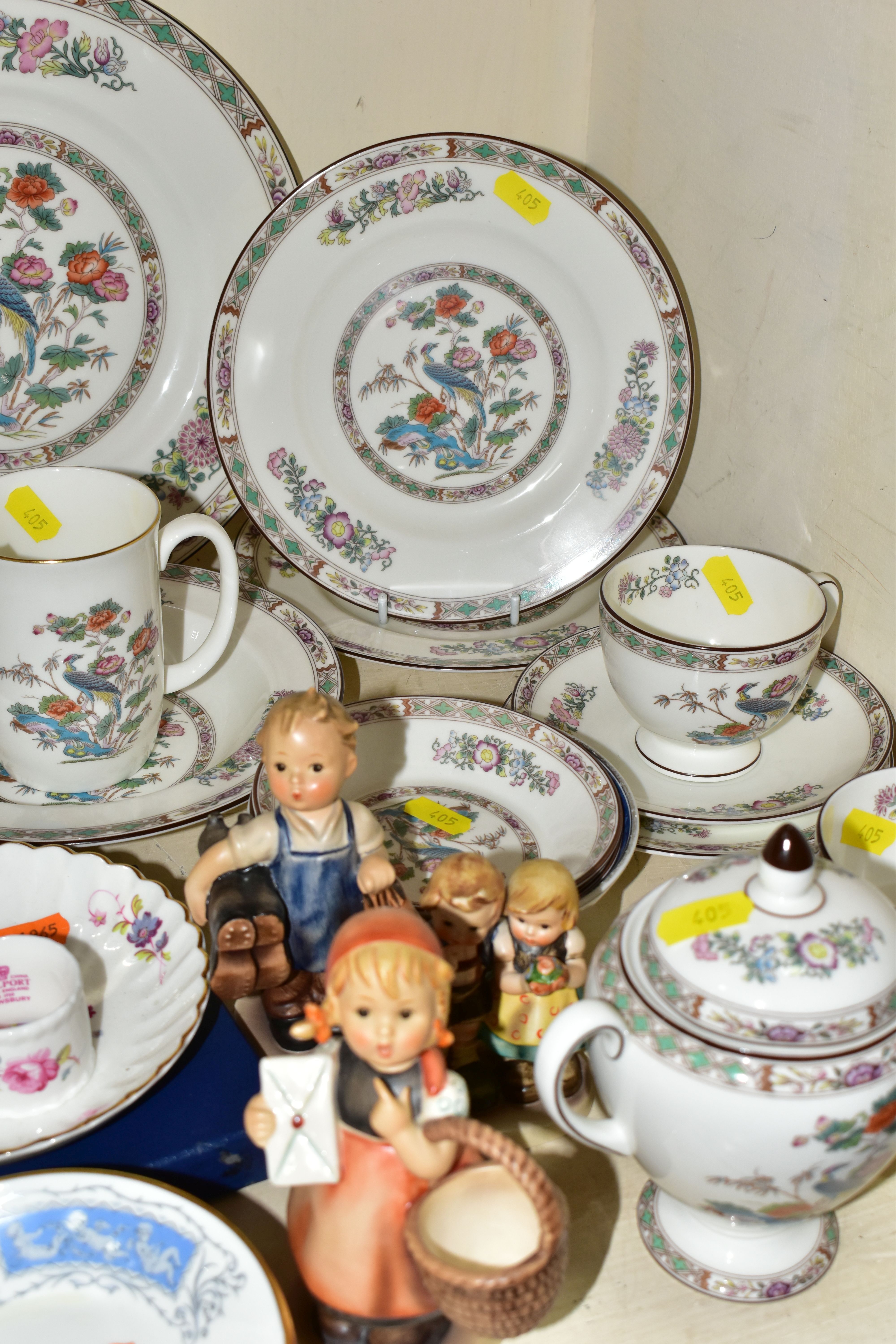 A GROUP OF COALPORT 'REVELRY' PATTERN PART DINNER WARES TOGETHER WITH WEDGWOOD 'KUTANI CRANE' - Image 3 of 7