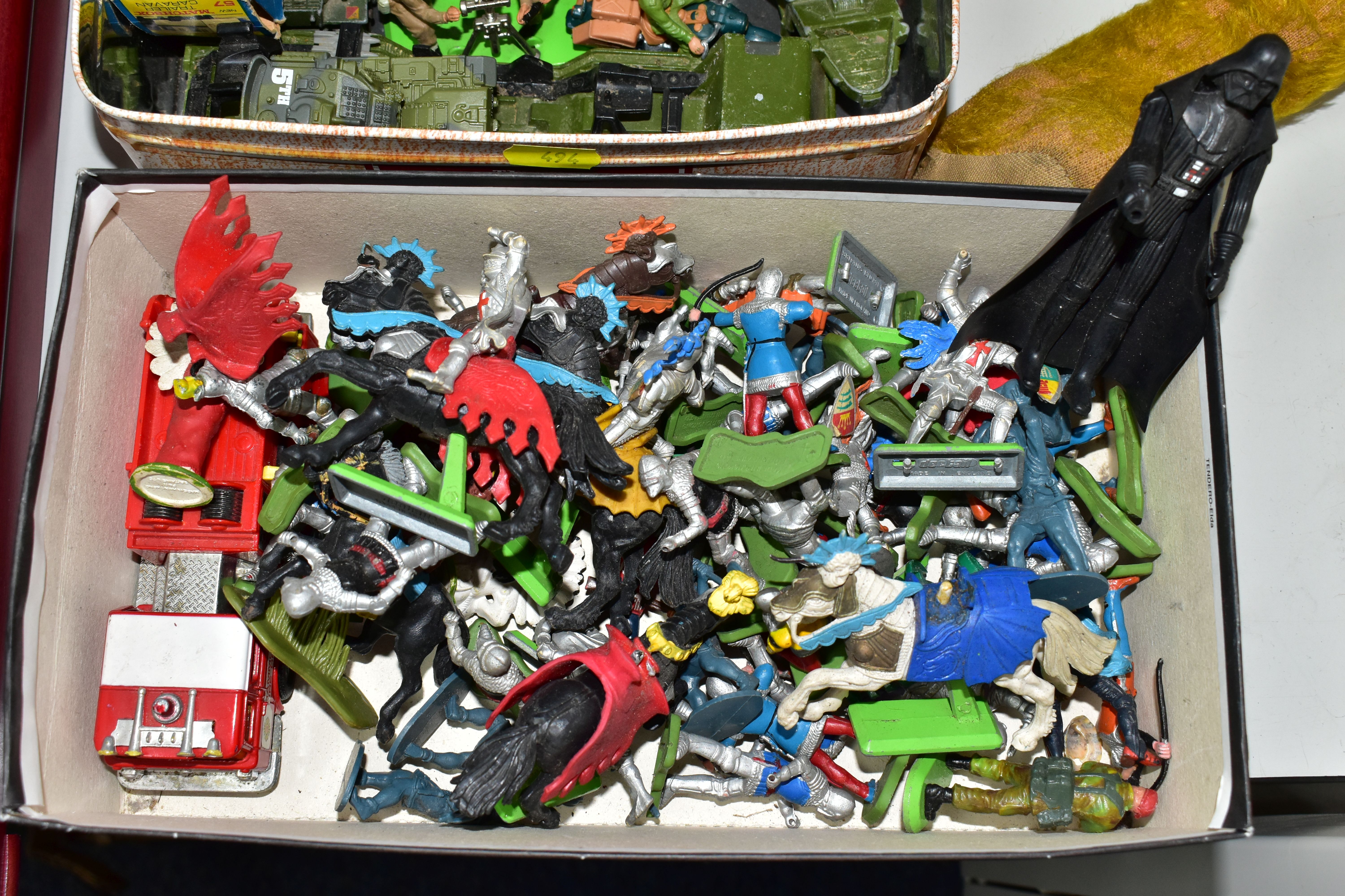 A QUANTITY OF UNBOXED AND ASSORTED BRITAINS AND OTHER KNIGHTS, SOLDIER FIGURES AND ACCESSORIES, to - Image 2 of 4