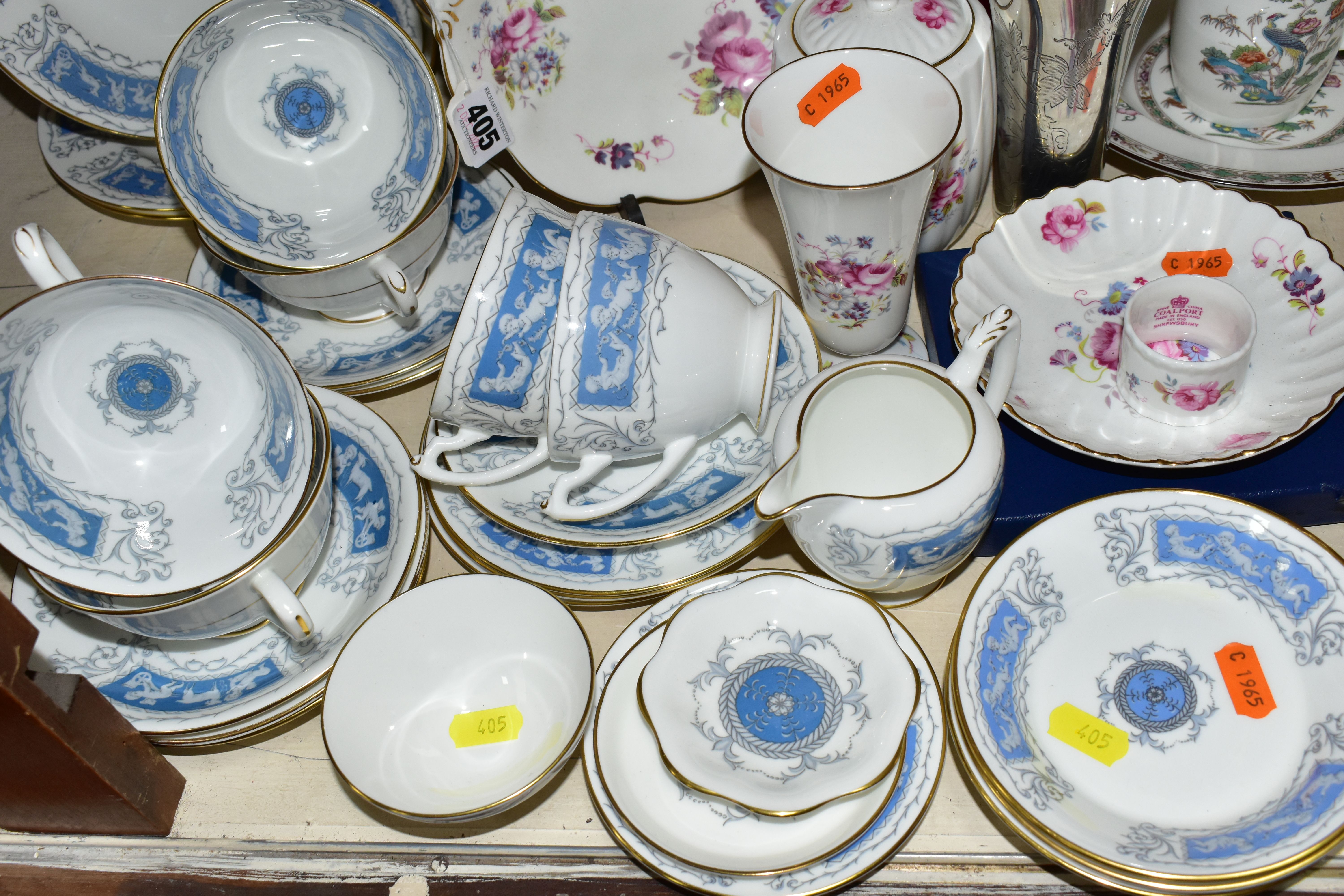 A GROUP OF COALPORT 'REVELRY' PATTERN PART DINNER WARES TOGETHER WITH WEDGWOOD 'KUTANI CRANE' - Image 5 of 7