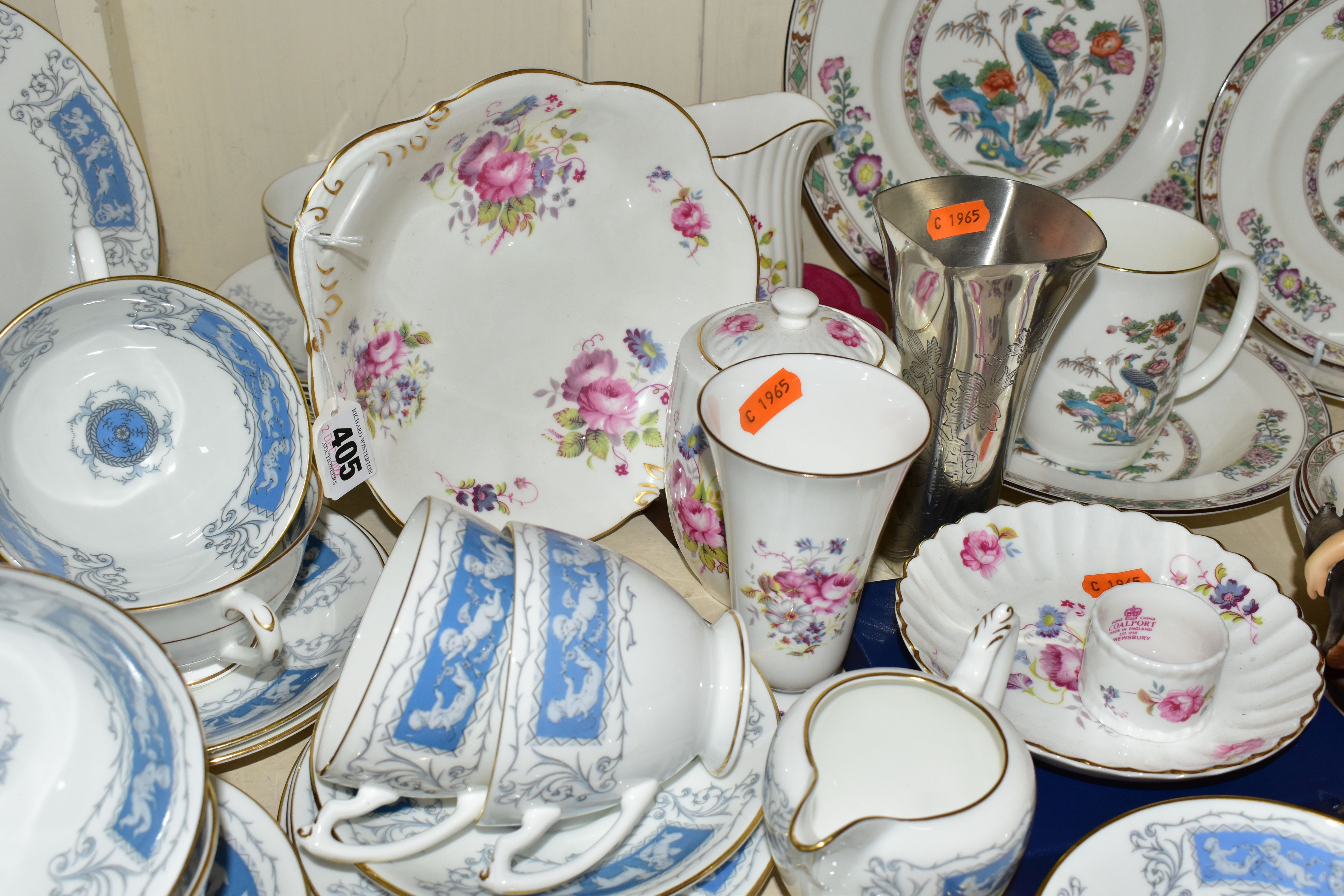 A GROUP OF COALPORT 'REVELRY' PATTERN PART DINNER WARES TOGETHER WITH WEDGWOOD 'KUTANI CRANE' - Image 6 of 7