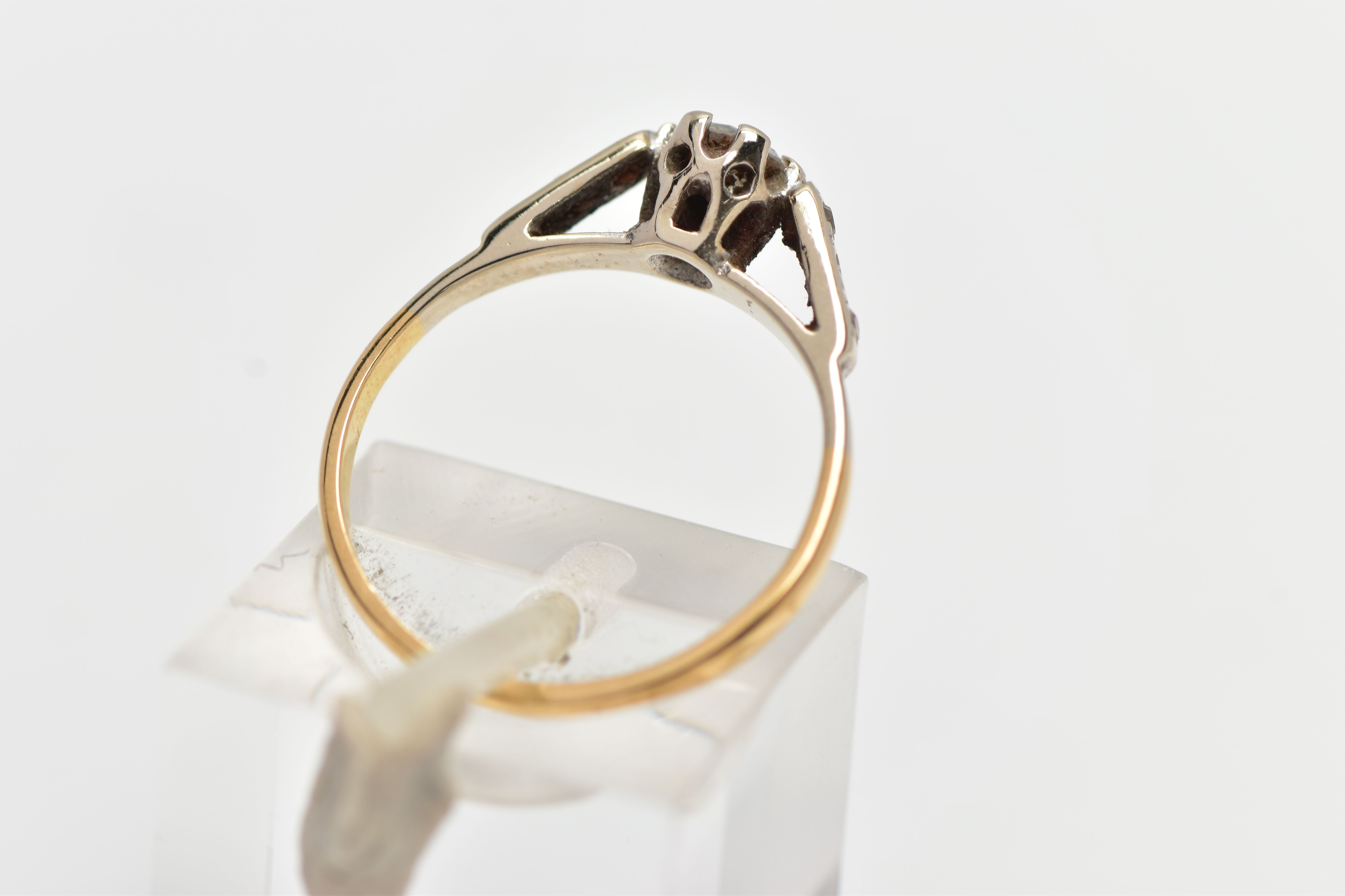 A YELLOW METAL SINGLE STONE DIAMOND RING, designed with a single claw set, round brilliant cut - Image 3 of 4