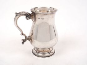 A George VI silver tankard, Sheffield, 1967, Walker & Hall, of plain baluster form with acanthus