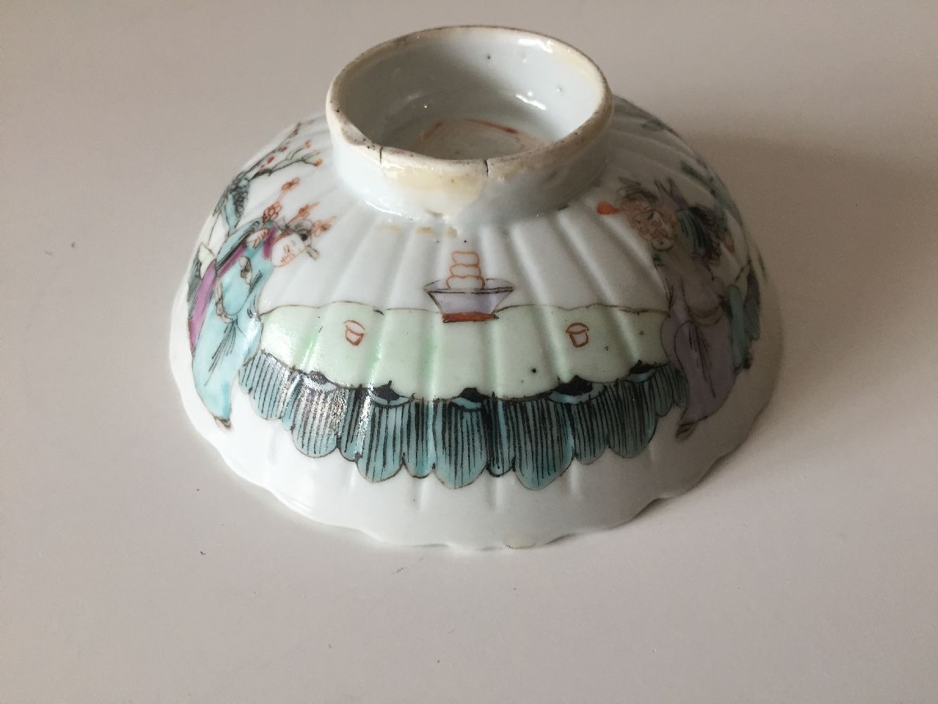 A Chinese porcelain famille rose tea bowl and a fluted bowl cover, early 20th century, the tea - Image 11 of 12