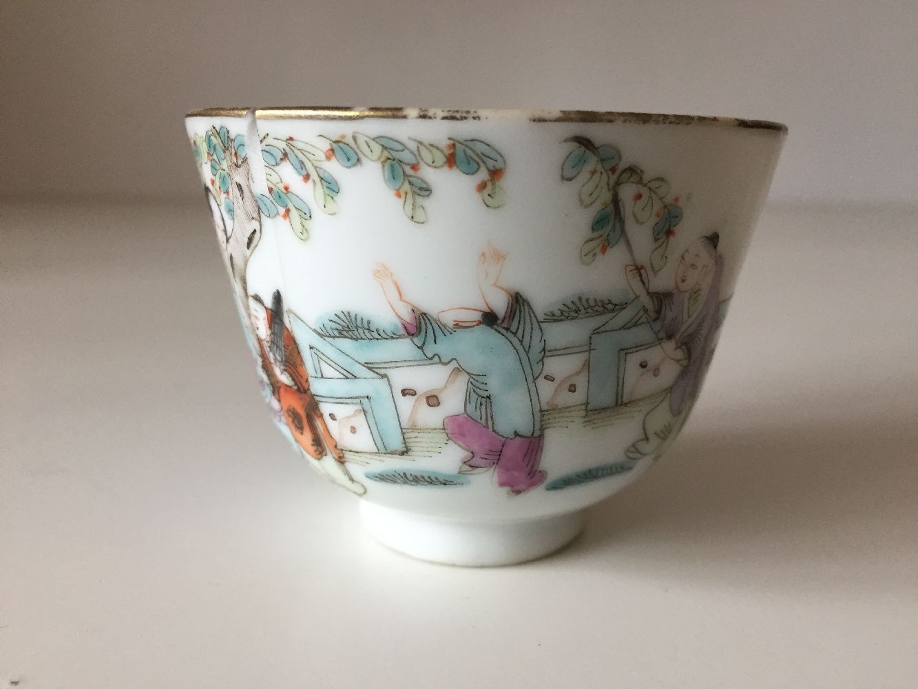 A Chinese porcelain famille rose tea bowl and a fluted bowl cover, early 20th century, the tea - Image 6 of 12