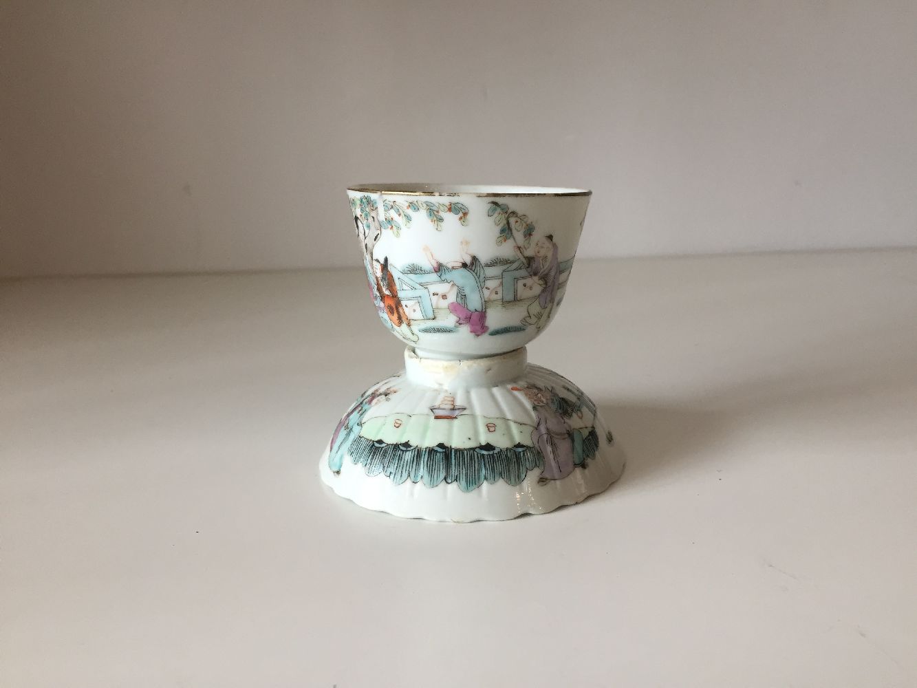 A Chinese porcelain famille rose tea bowl and a fluted bowl cover, early 20th century, the tea - Image 5 of 12