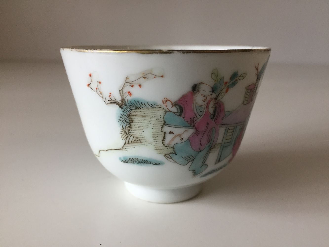 A Chinese porcelain famille rose tea bowl and a fluted bowl cover, early 20th century, the tea - Image 8 of 12