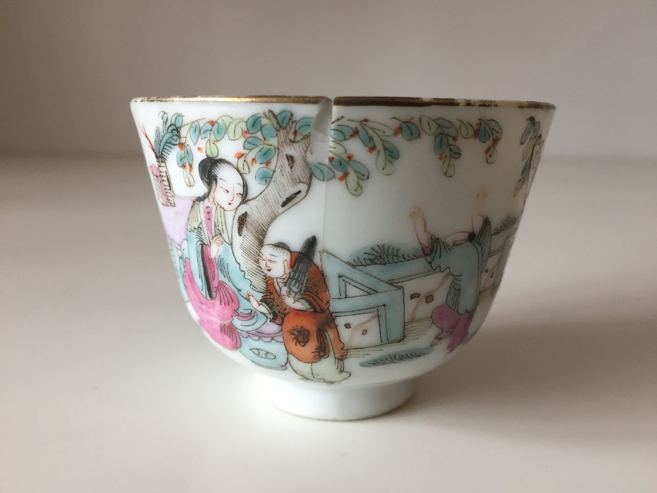 A Chinese porcelain famille rose tea bowl and a fluted bowl cover, early 20th century, the tea - Image 7 of 12
