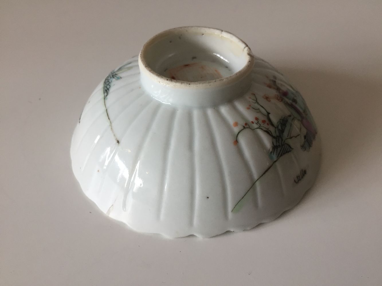 A Chinese porcelain famille rose tea bowl and a fluted bowl cover, early 20th century, the tea - Image 2 of 12