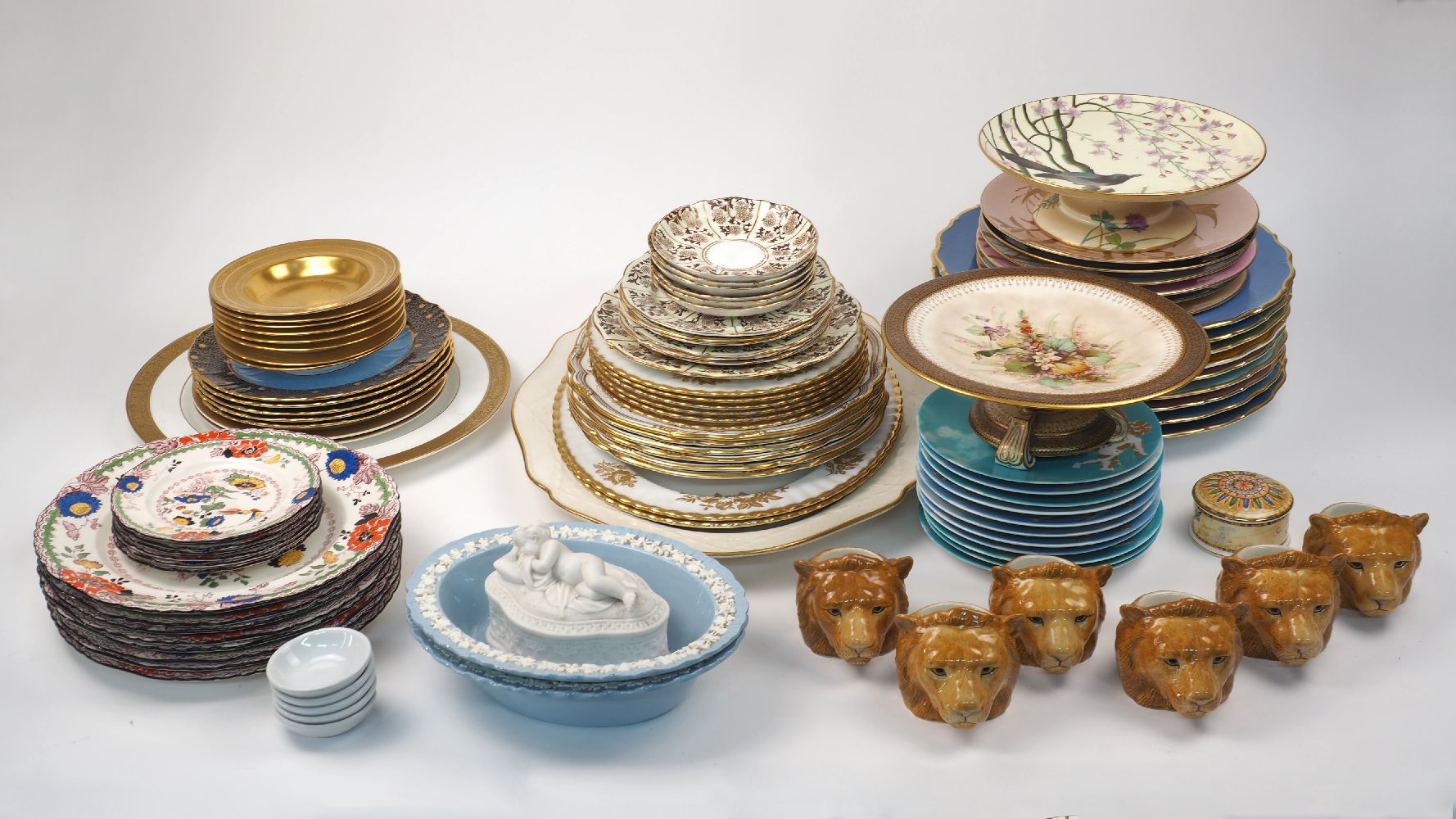 A group of English ceramic wares, 19th/20th century, comprising: eight Mason’s Ironstone ‘ - Bild 2 aus 2