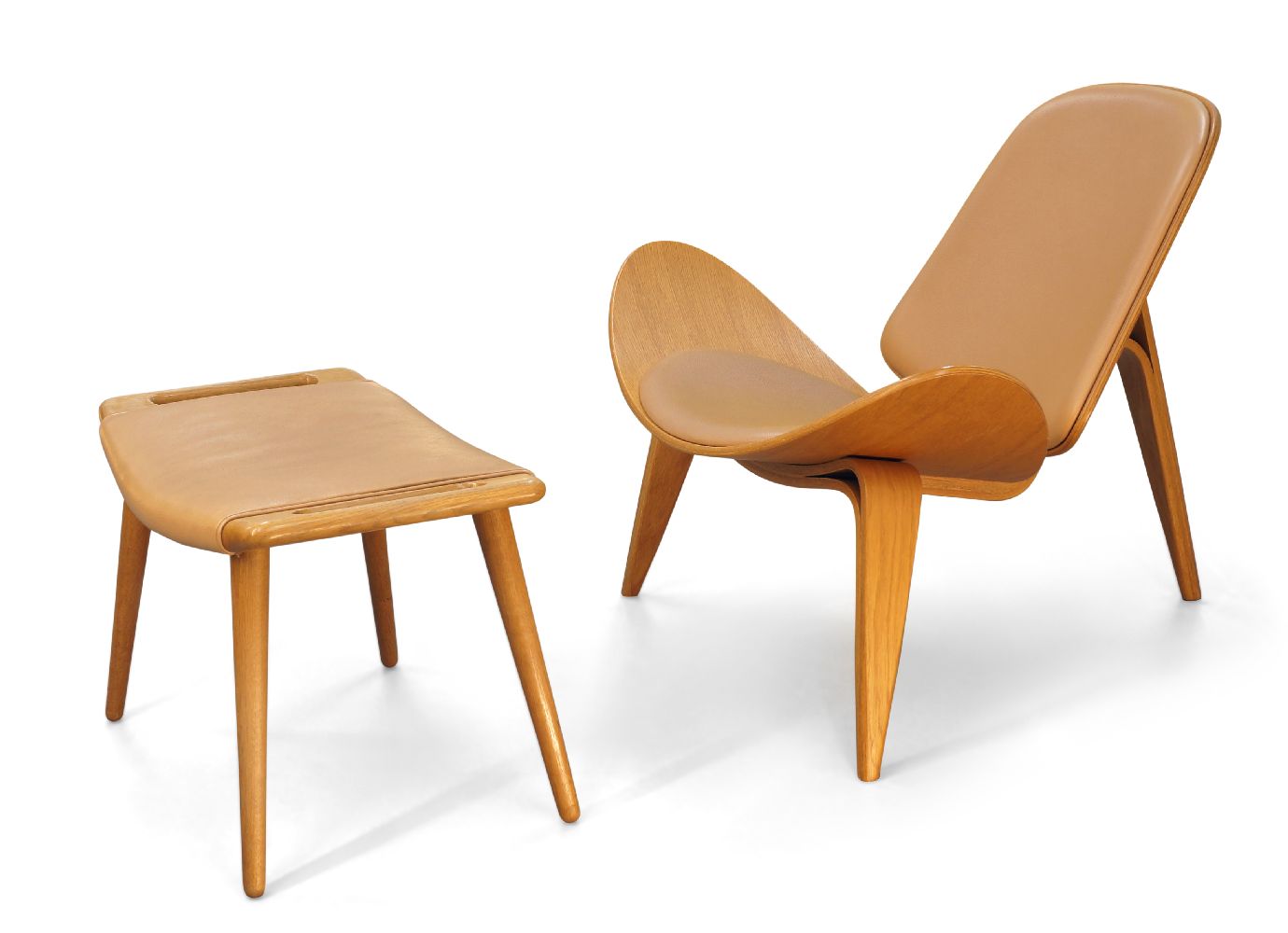 Hans Wegner (Danish 1914-2007), a pair of 'CH07' shell chairs and two ottomans for P.P Mobler, 2005, - Bild 3 aus 6