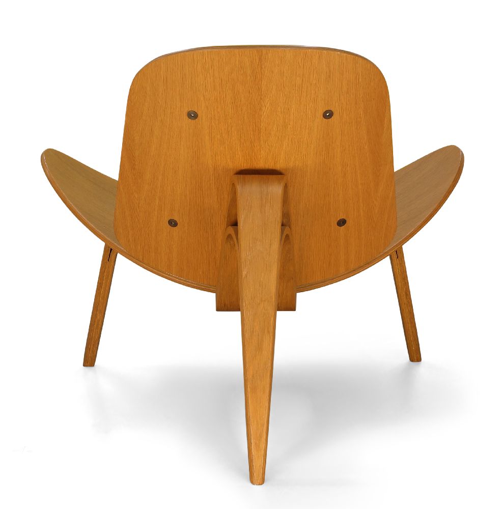 Hans Wegner (Danish 1914-2007), a pair of 'CH07' shell chairs and two ottomans for P.P Mobler, 2005, - Bild 4 aus 6