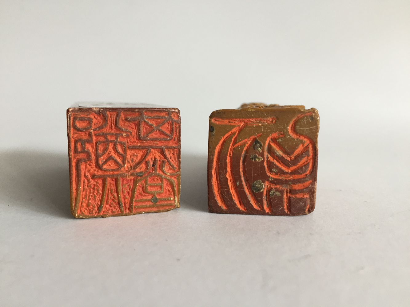 A pair of Chinese carved soapstone seals and twelve hardstone-inset white metal teaspoons, 20th - Image 4 of 9