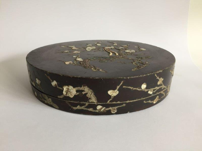 A Chinese lacquered wood circular box and cover, early 19th century, the exterior inlaid with mother - Image 4 of 10