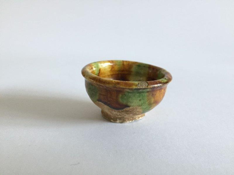 A small Chinese pottery sancai-glazed cup, Tang dynasty, on short foot with curved sides that rise - Image 2 of 6