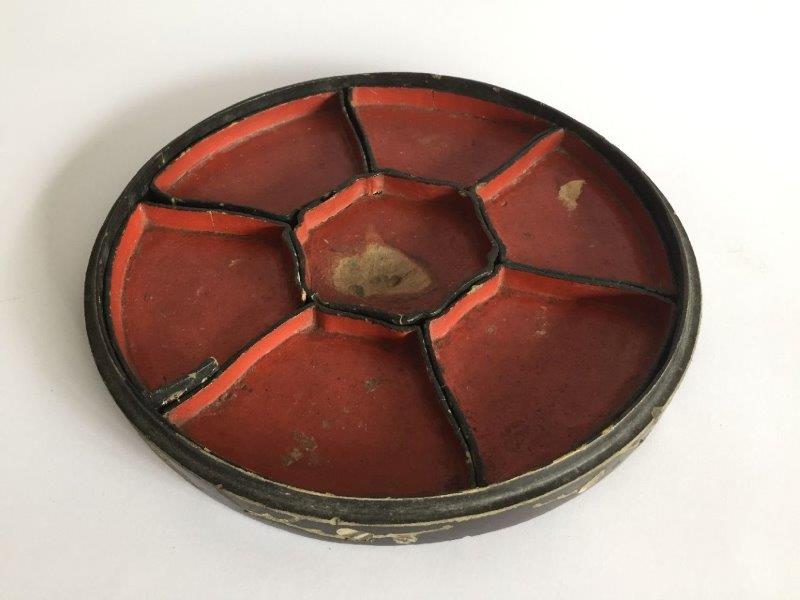 A Chinese lacquered wood circular box and cover, early 19th century, the exterior inlaid with mother - Image 9 of 10