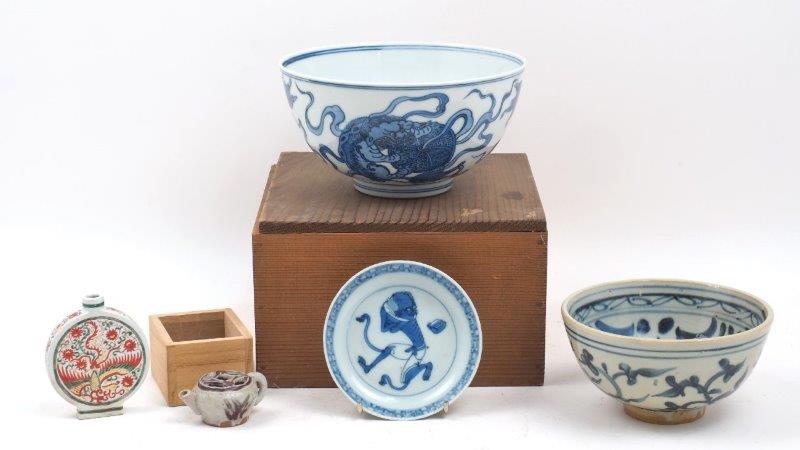 A group of Chinese ceramics, 20th and 21st centuries, to include a small blue and white dish, a bowl