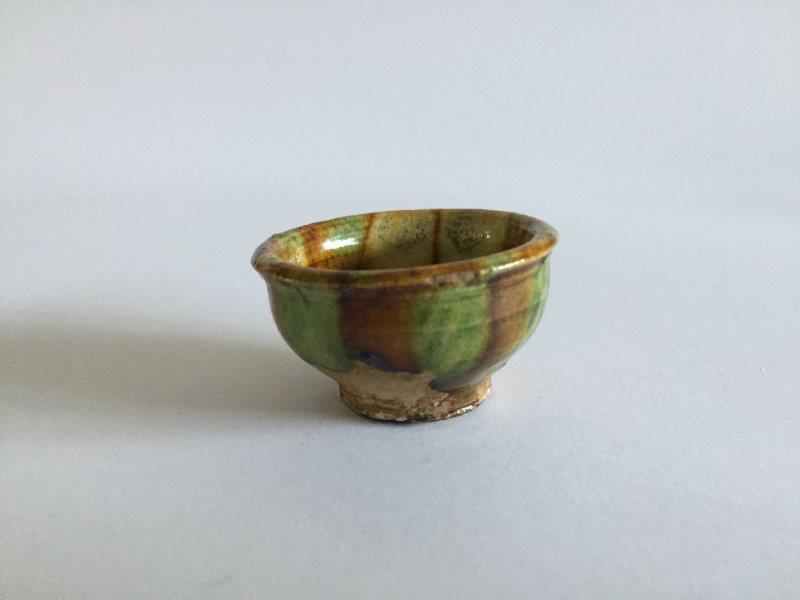 A small Chinese pottery sancai-glazed cup, Tang dynasty, on short foot with curved sides that rise - Image 3 of 6