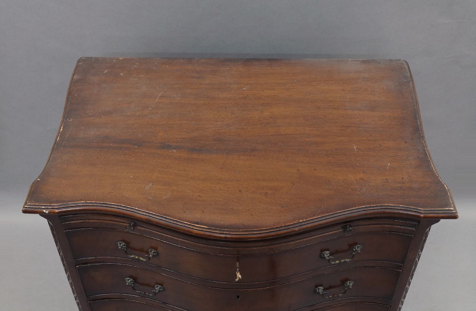 A George III style mahogany serpentine front bachelors chest, early 20th century, with brush slide - Image 2 of 2