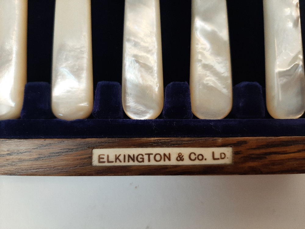 A set of mother of pearl-handled silver fruit eaters, Birmingham, 1921, Elkington & Co Ltd, - Image 3 of 4