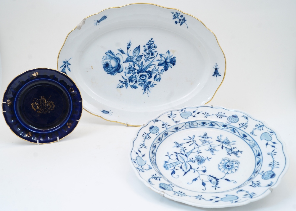 A Meissen porcelain ‘Zwiebelmuster’ blue and white serving plate, 20th century, blue underglaze