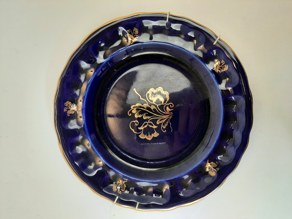 A Meissen porcelain ‘Zwiebelmuster’ blue and white serving plate, 20th century, blue underglaze - Image 6 of 10