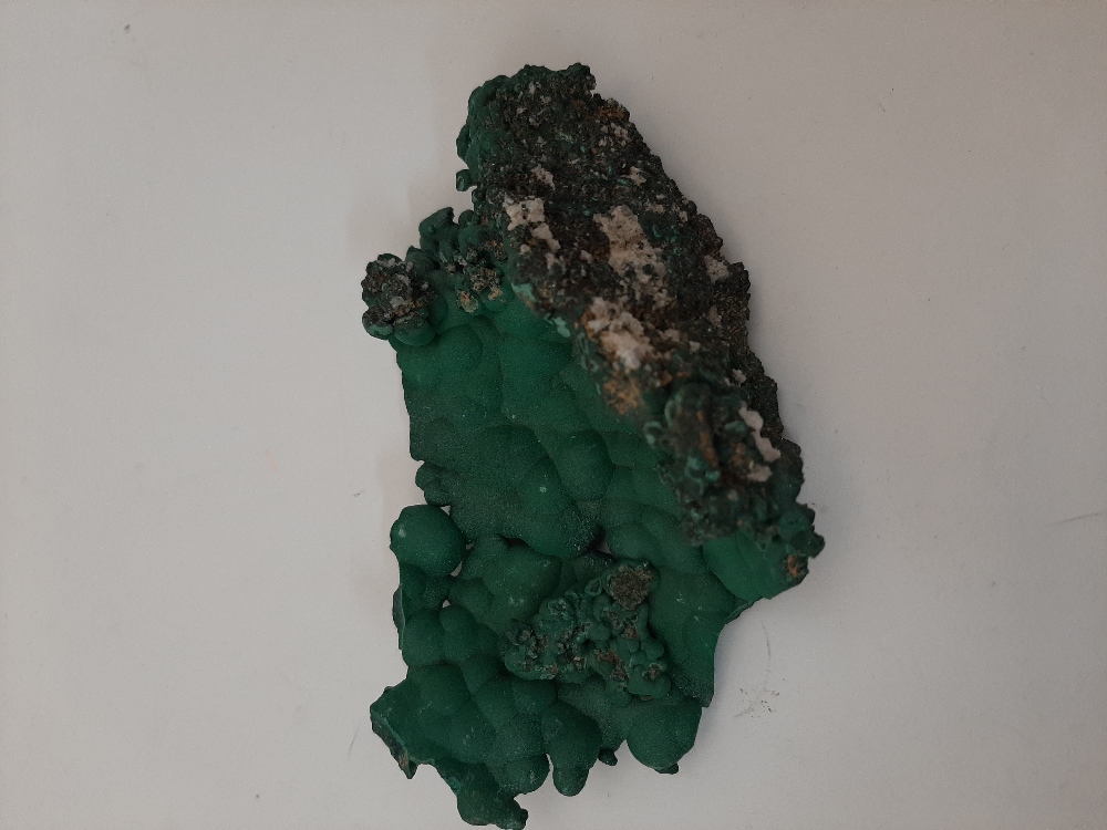 A specimen of malachite, of natural form, 12cm wideThis specimen is in it natural raw state. It - Image 3 of 4