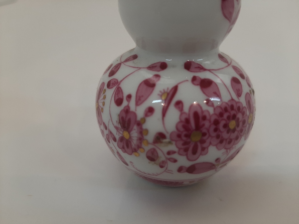A pair of Meissen miniature double gourd vases and covers, 20th century, with encrusted pink rose - Image 3 of 6