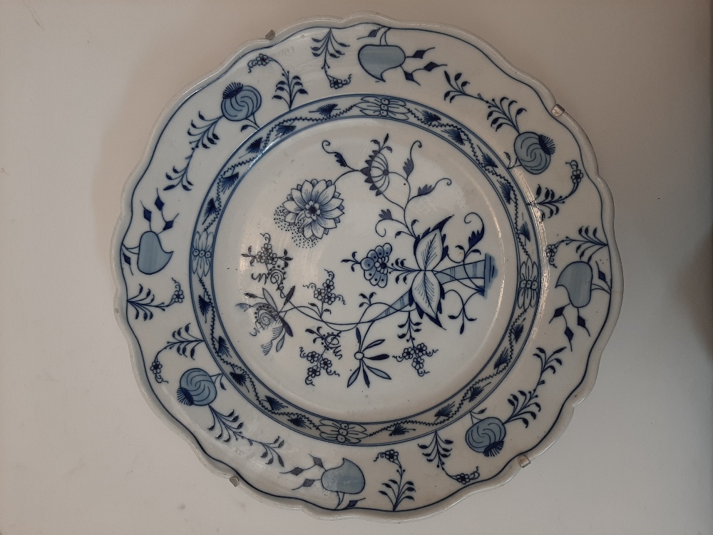 A Meissen porcelain ‘Zwiebelmuster’ blue and white serving plate, 20th century, blue underglaze - Image 3 of 10