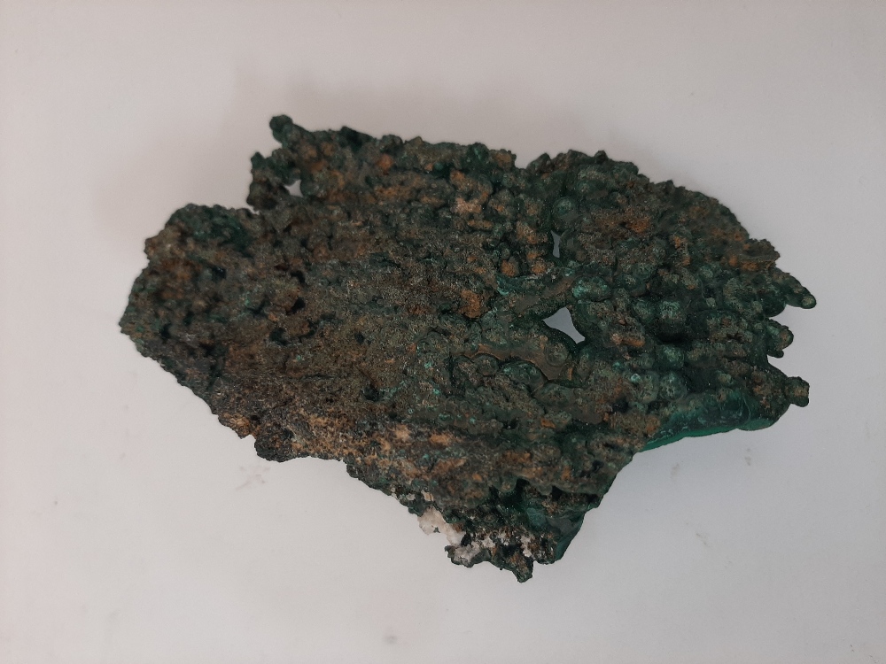 A specimen of malachite, of natural form, 12cm wideThis specimen is in it natural raw state. It - Image 4 of 4