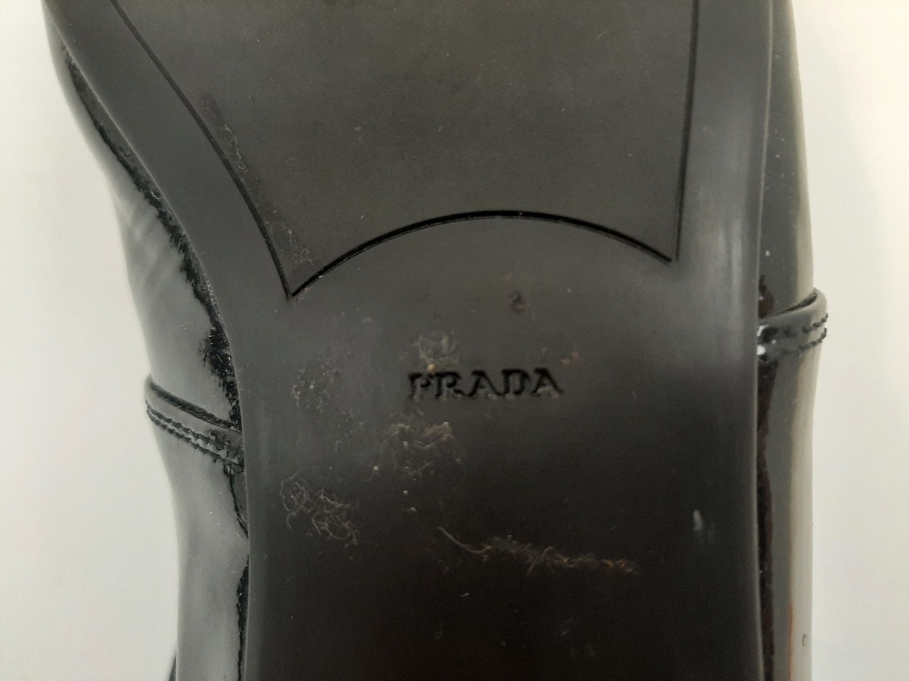 Prada: a pair of black patent leather lace up shoes, size '38.5', with gilded logo to insole and - Image 21 of 52