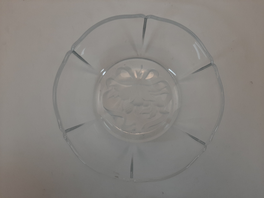 A modern Tiffany & Co glass bowl, 20th / 21st century, the well with an acid etched acorn leaf and - Image 4 of 12