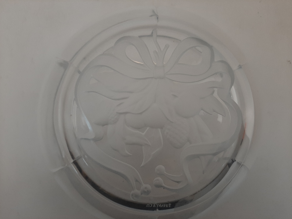 A modern Tiffany & Co glass bowl, 20th / 21st century, the well with an acid etched acorn leaf and - Image 8 of 12