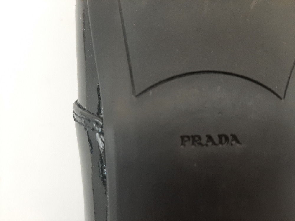 Prada: a pair of black patent leather lace up shoes, size '38.5', with gilded logo to insole and - Image 28 of 52