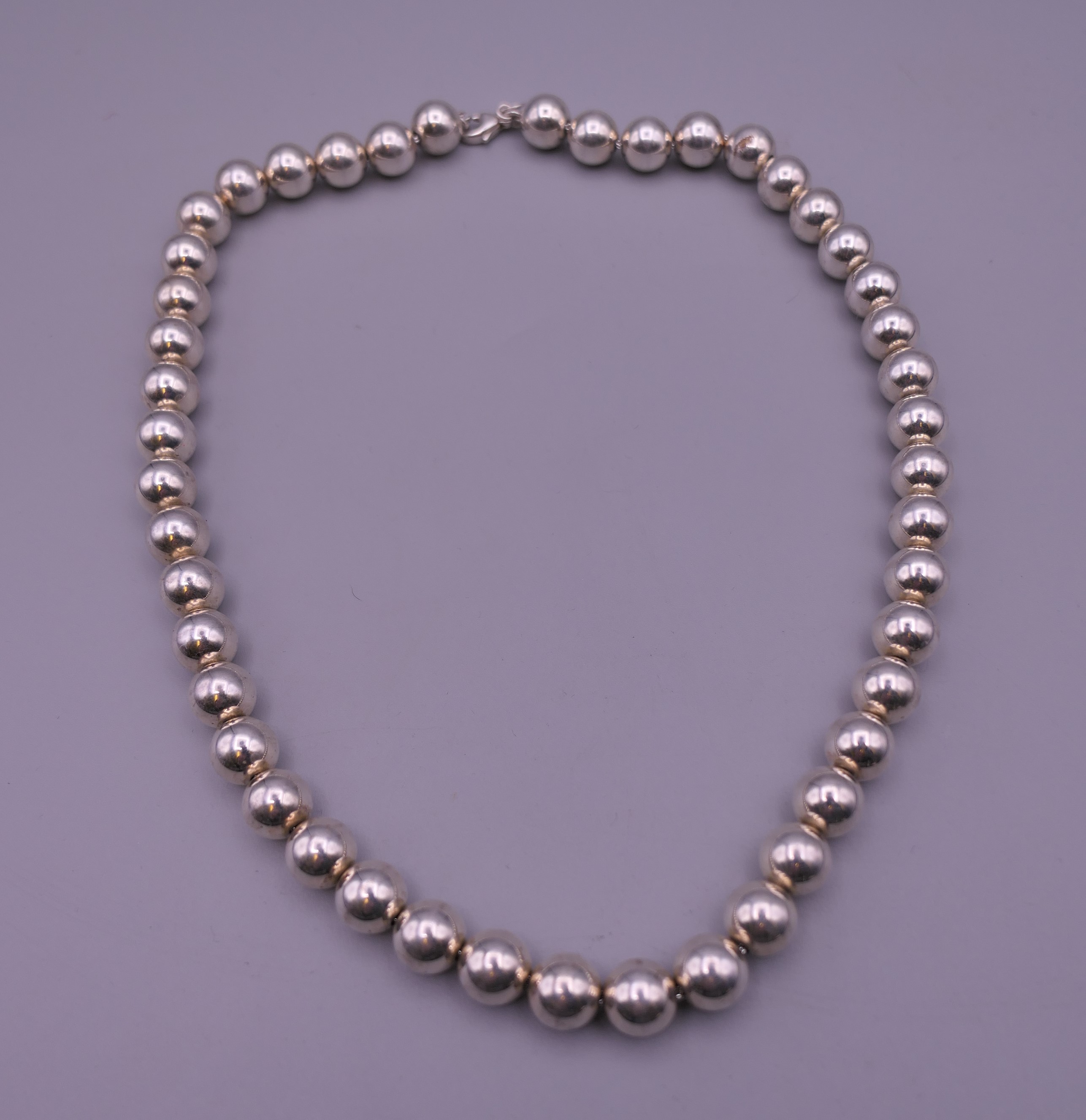 A ladies Tiffany silver bubble necklace, with UK Tiffany hallmarks on chain. 44 cm long. 47.