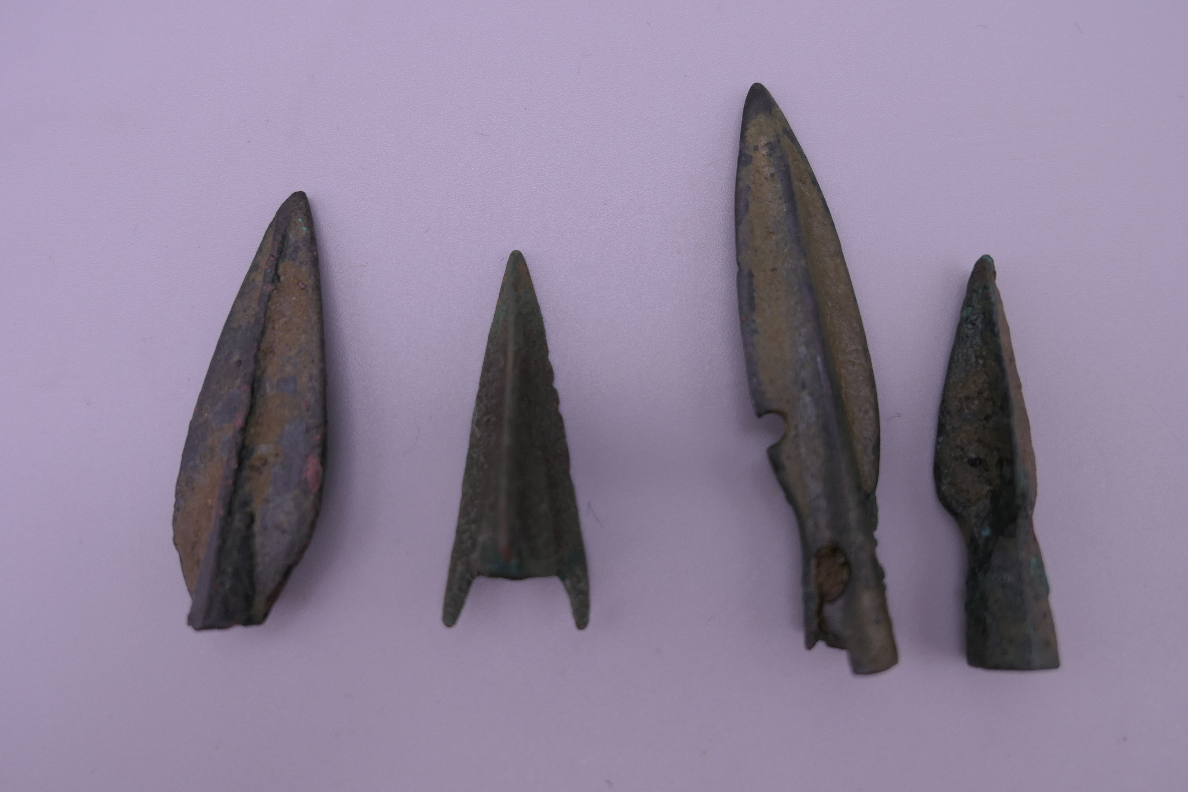 Four Iron Age arrowheads and a quantity of ancient coins. - Image 2 of 5