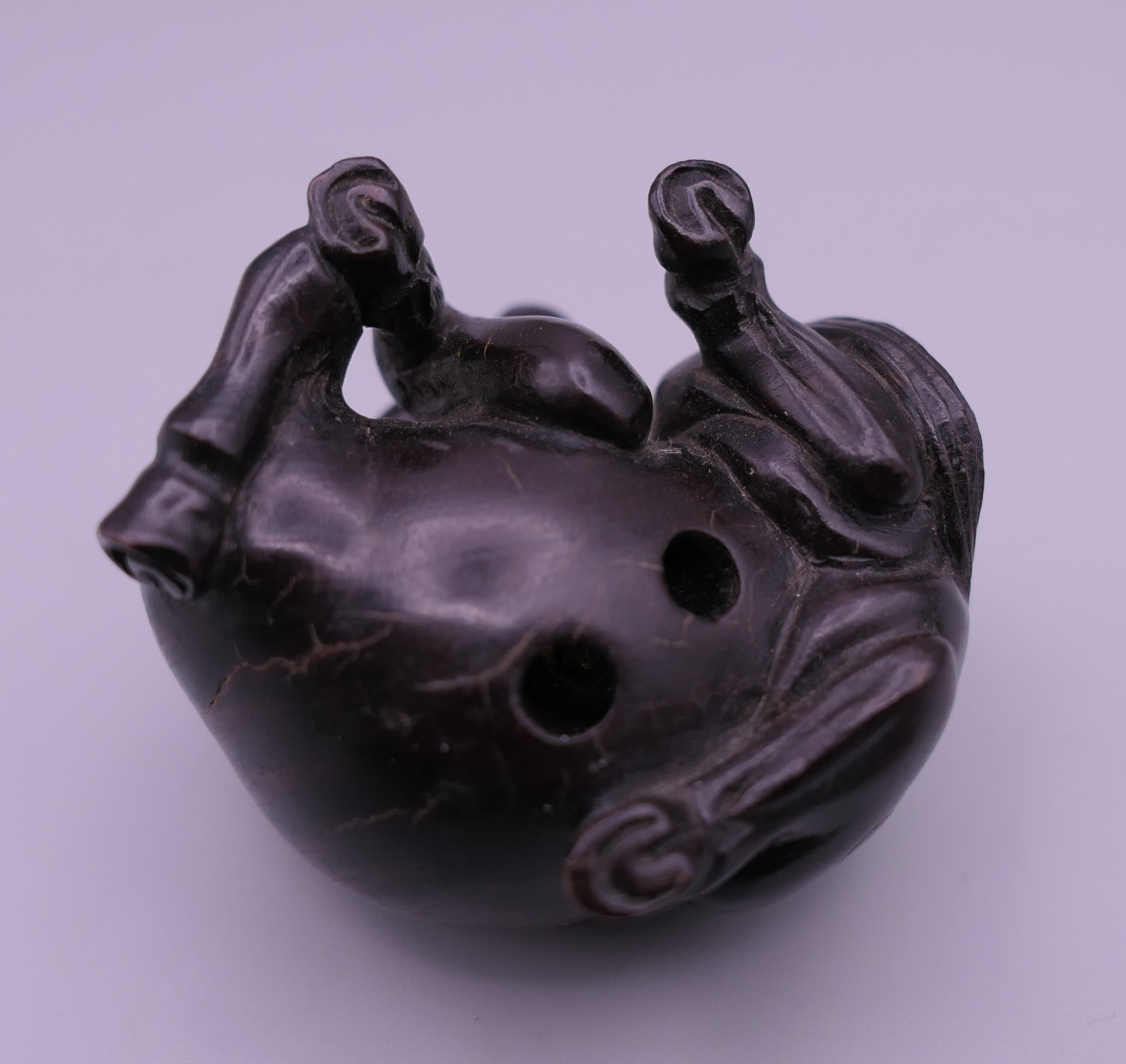 A carved wooden netsuke formed as a horse. 3.5 cm high. - Image 5 of 5