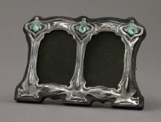 A double silver photograph frame. 11 cm wide.