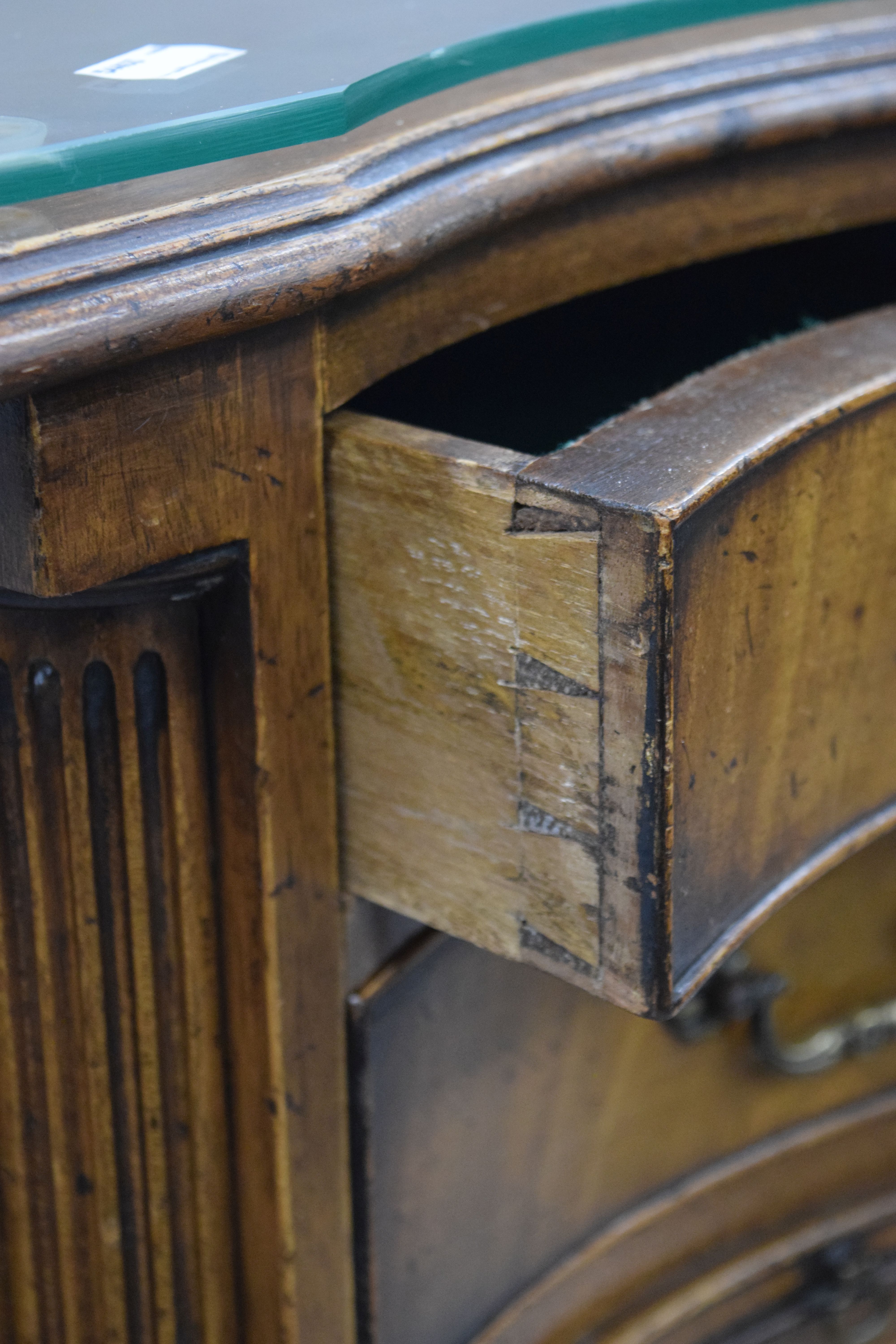 A George III style mahogany Serpentine chest of drawers. 83.5 cm wide, 100 cm high, 49 cm deep. - Image 5 of 6