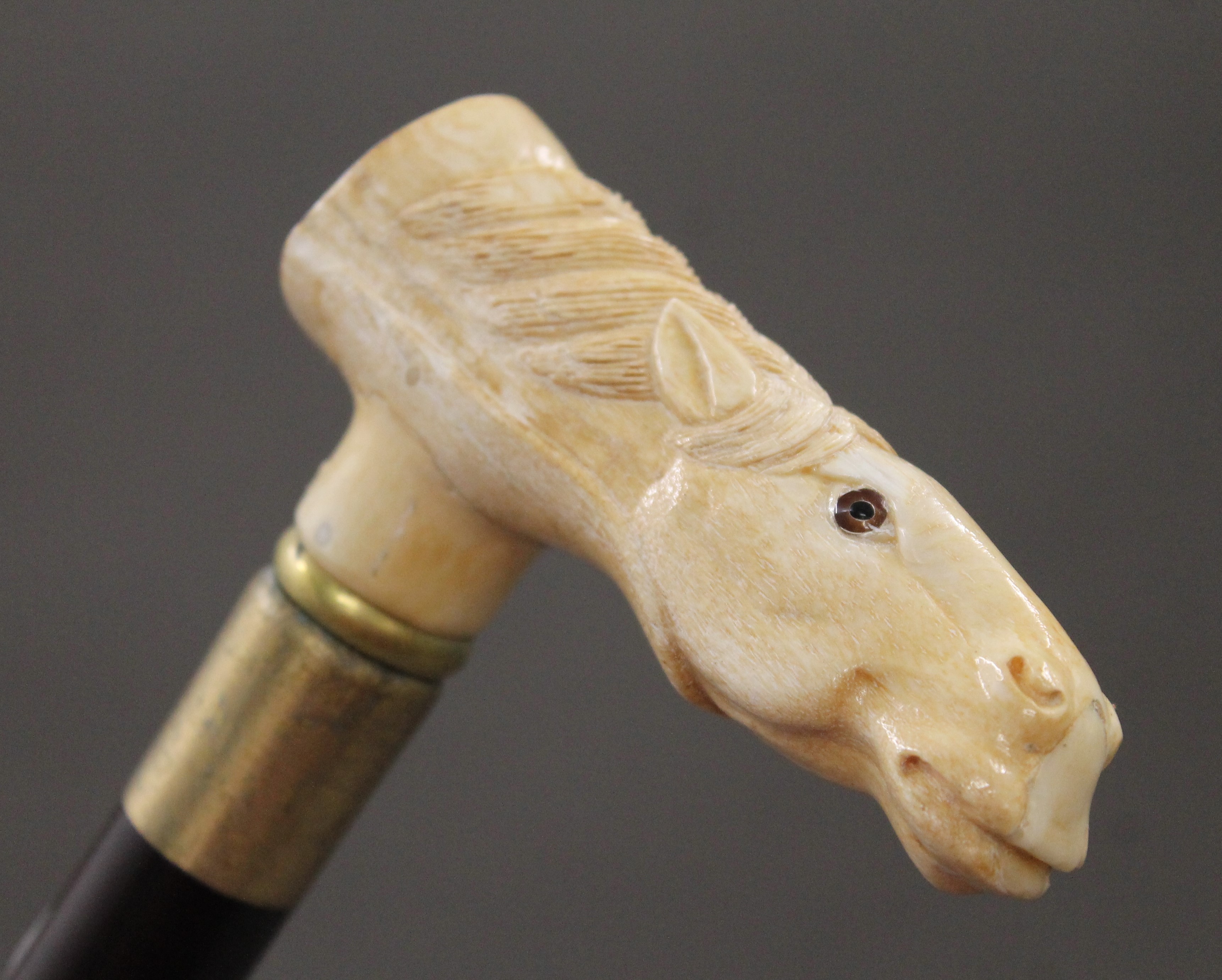 A walking stick with a carved bone handle formed as a horse. 92 cm long. - Image 2 of 3