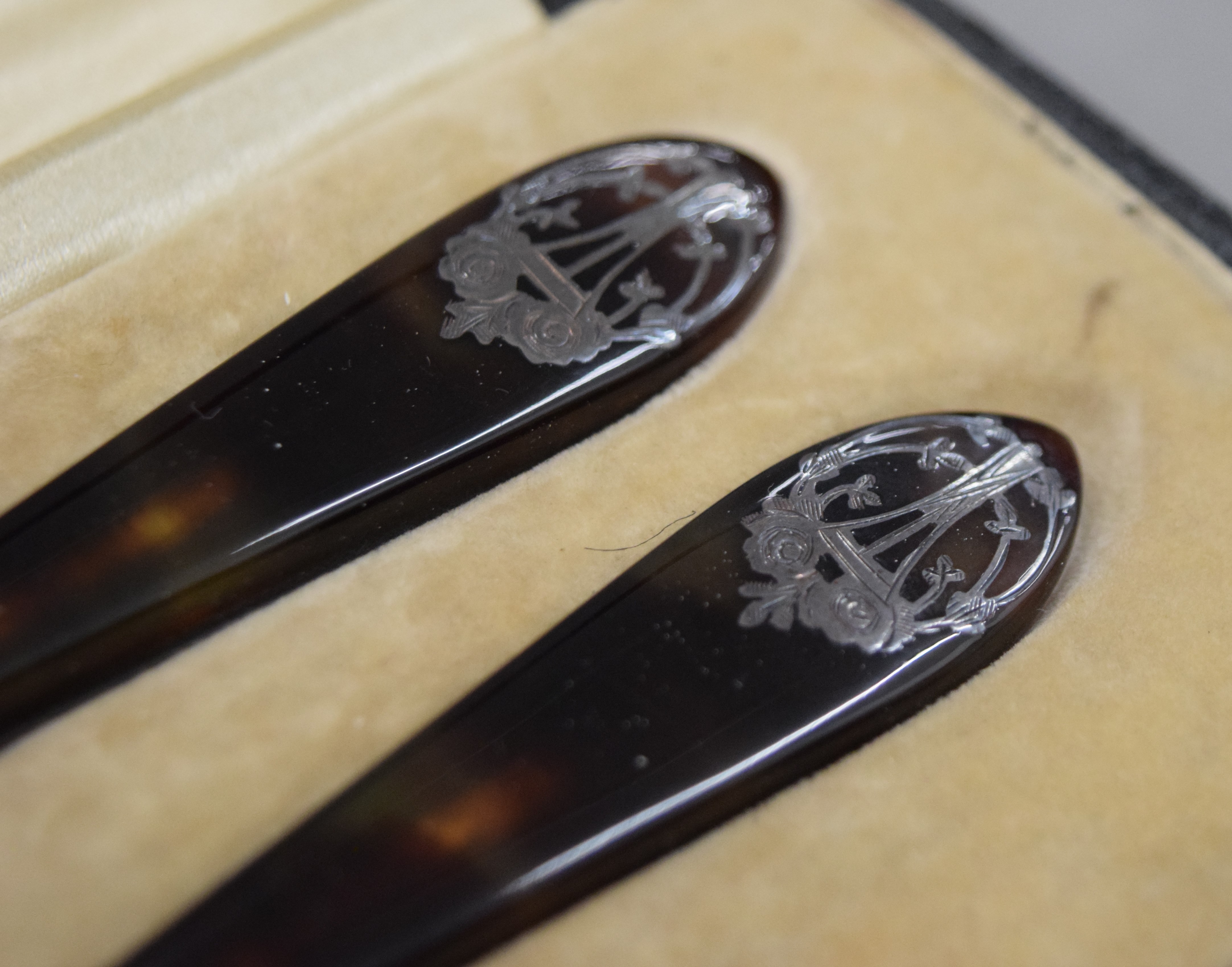 A tortoiseshell handled vanity set, two pairs of mother-of-pearl opera glasses, - Image 24 of 29