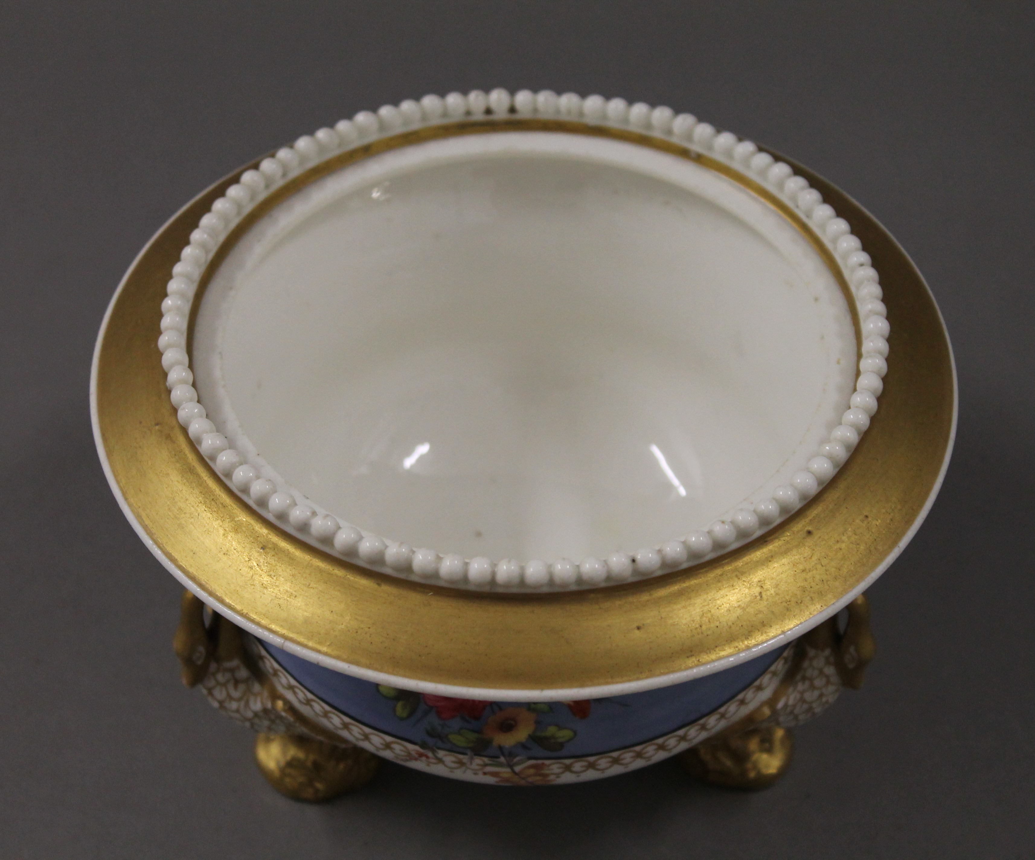 A 19th century porcelain lidded tureen on stand. 14 cm high, stand 23 cm diameter. - Image 6 of 20