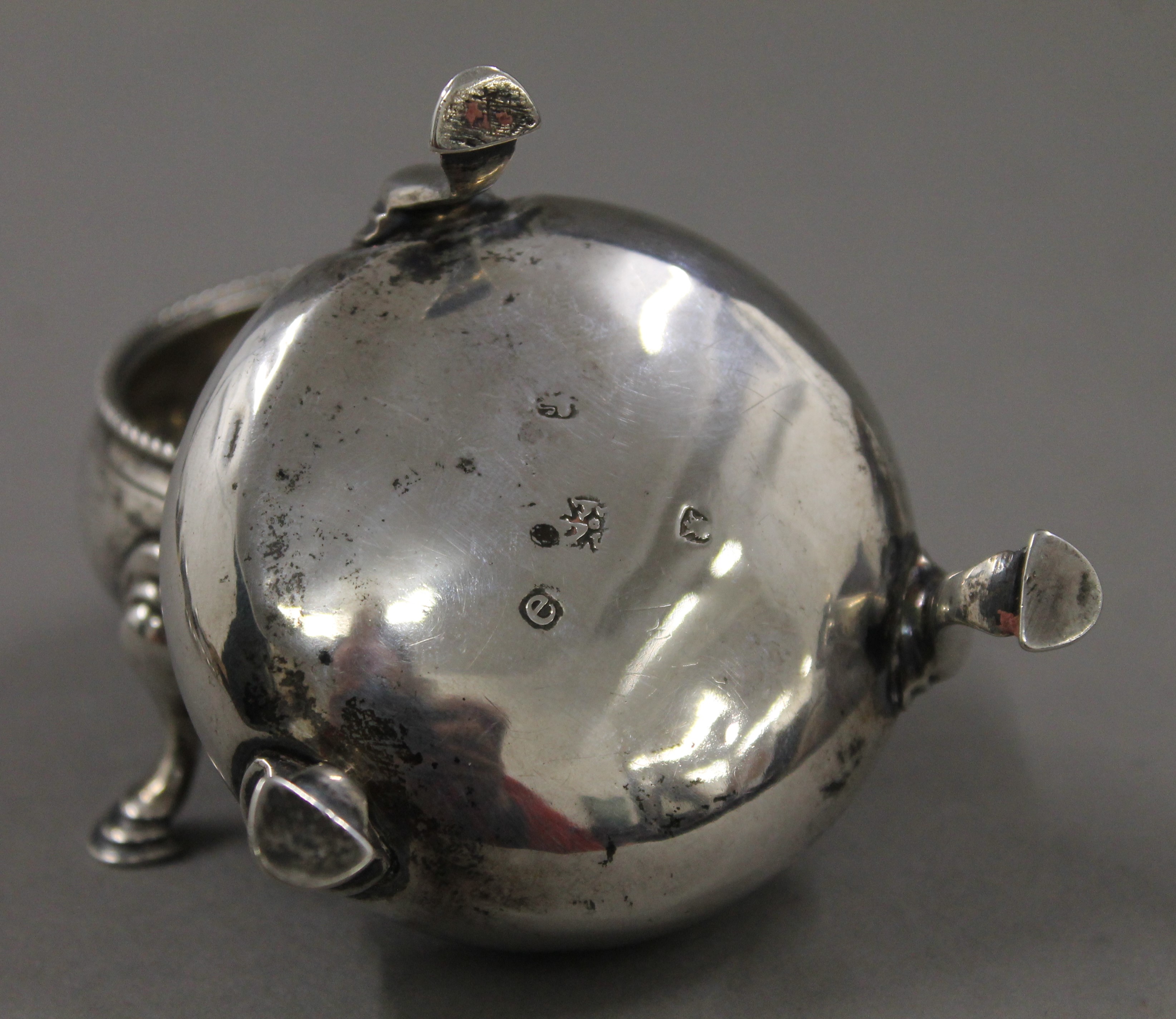 A pair of Georgian silver salts. 6 cm diameter. 87.6 grammes. - Image 4 of 5