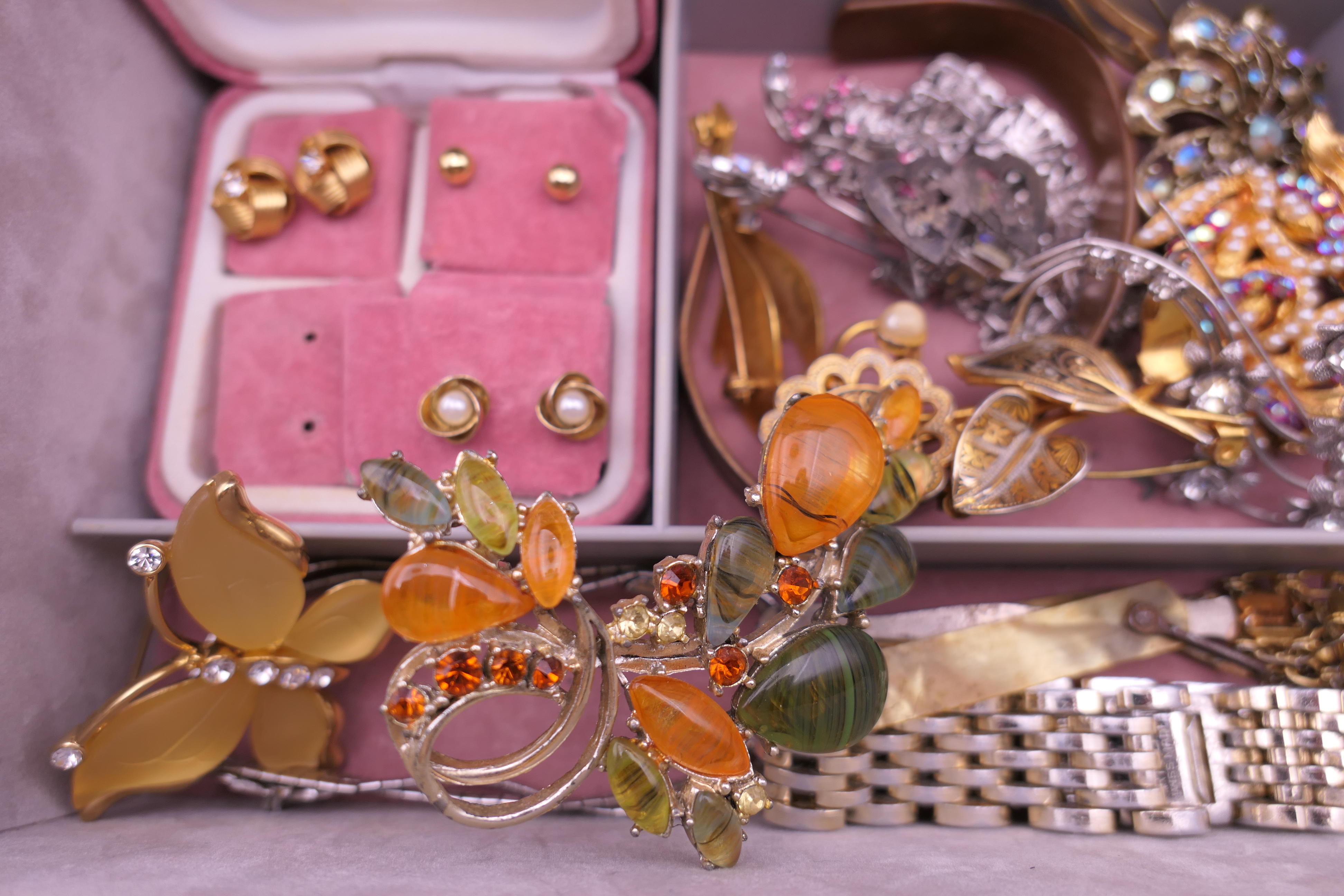 A box of miscellaneous costume jewellery. - Image 5 of 6