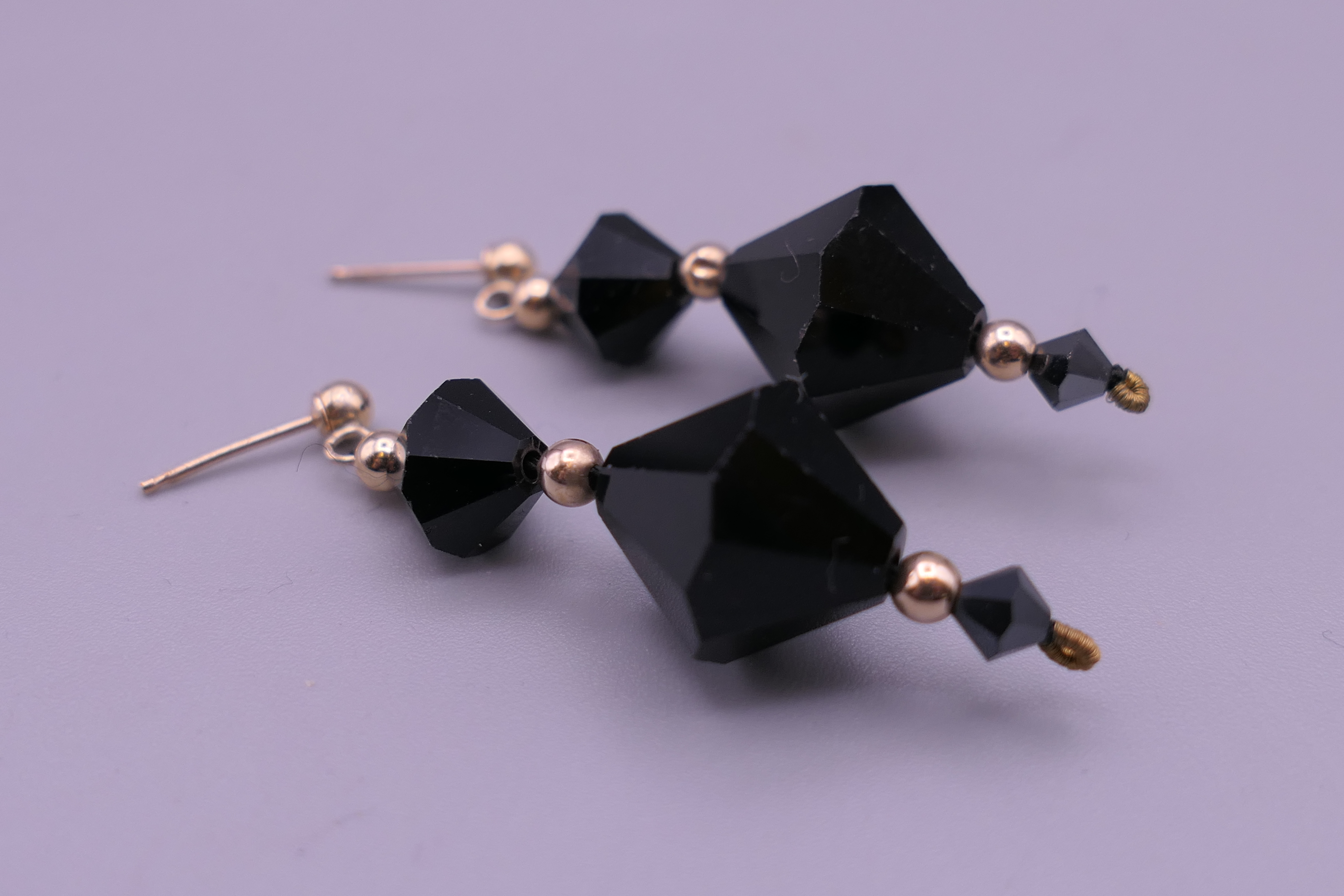 A pair of 9 ct gold mounted Art Deco faceted drop earrings. 3.5 cm high. 5.8 grammes total weight. - Image 2 of 3